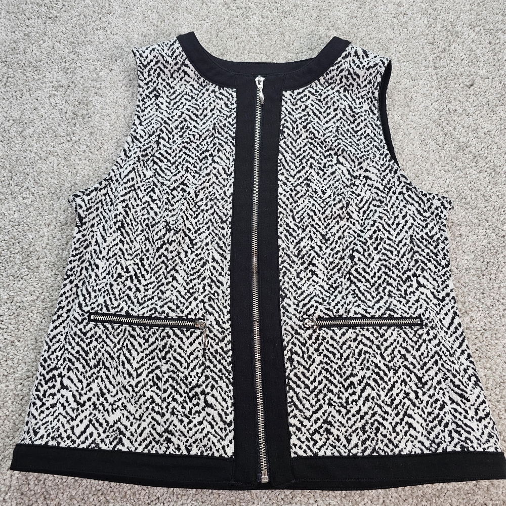 Chico’s Modern Chevron Calista Pattern Black Zip Up Vest Size 0 (Small Size 4)